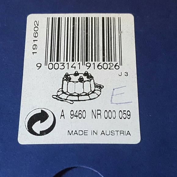 SWAROVSKI CRYSTAL BIRTHDAY CAKE FIGURINE #191602 - Picture 8 of 8